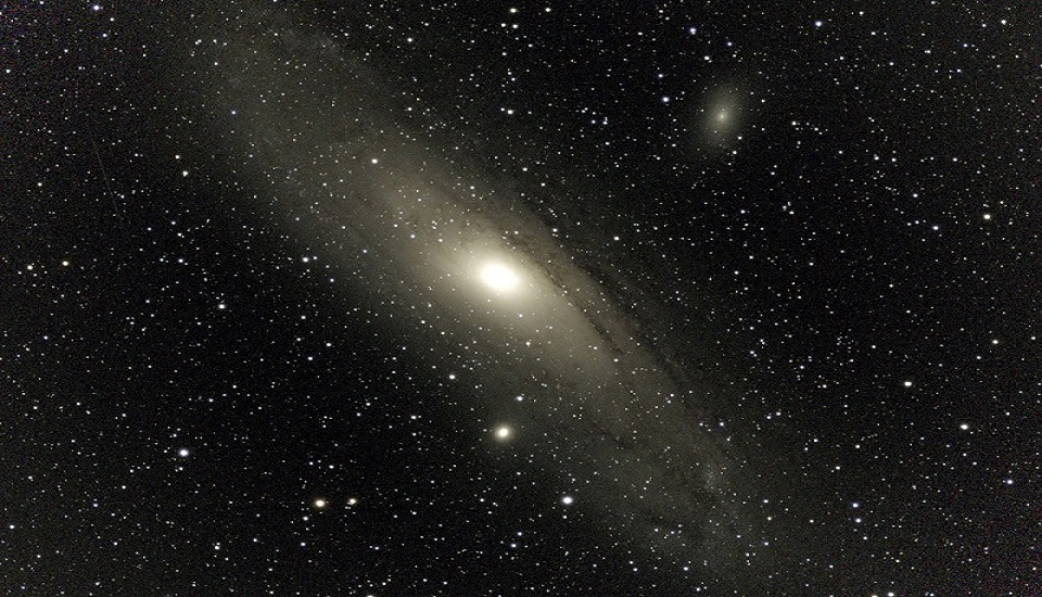 Die Andromeda-Galaxie M 31 mit den Begleitern M 32 und M 110, 31 Minuten, bearbeitete Aufnahme mit dem Vaonis Vespera